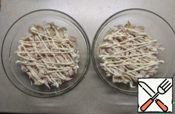 The next layer-boiled chicken breast (fillet). On top of it a light grid of mayonnaise, preferably not greasy.
On top of the chicken layer put a layer of mushroom roasting.