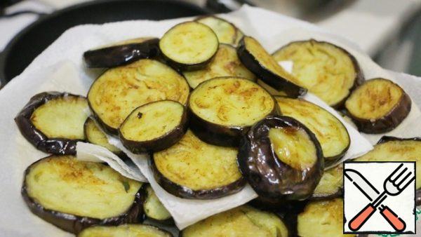 Fry the chopped eggplants in vegetable oil. We spread the soft and golden pieces on a paper towel or napkin to remove excess oil into which the eggplants have soaked.
