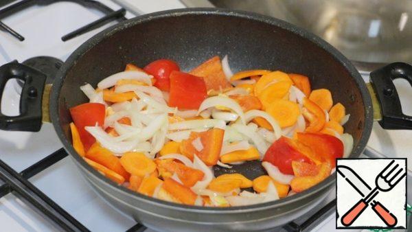 Chopped onion, carrots and bell pepper to be sent to stew for 20-30 minutes on low heat, and then add to it chopped tomatoes and leave with the lid closed for another 5-10 mins, not forgetting to stir.