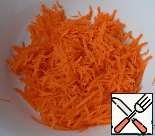 Peel carrots, wash, grate.