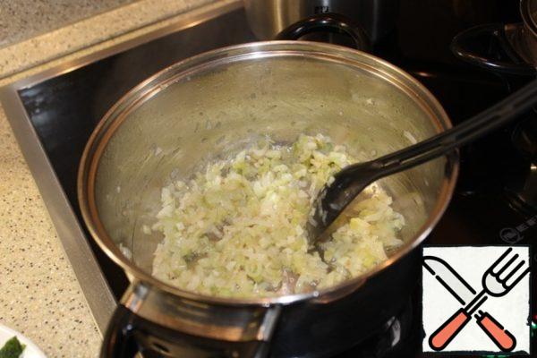 Fry vegetables in a saucepan with rice in butter until soft vegetables for 5 -7 minutes Then pour the broth.