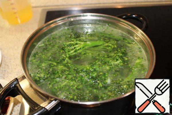 In the boiling broth and broccoli. Bring to boil.