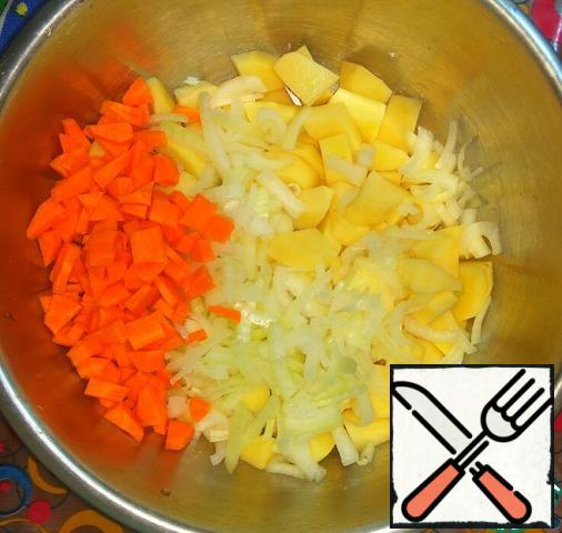 Peel the potatoes, cut into small pieces, about 1.5-2 cm.
Onions cut into half rings. Carrots cut into small cubes.