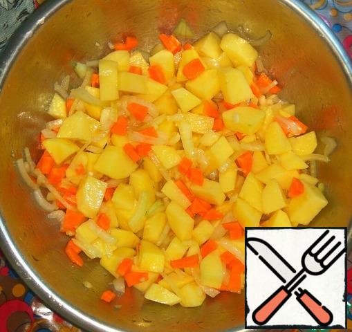 To vegetables add salt, squeezed through a press garlic and vegetable oil (optionally, you can also add dry Basil, thyme, rosemary, turmeric or other favorite spices). Stir.