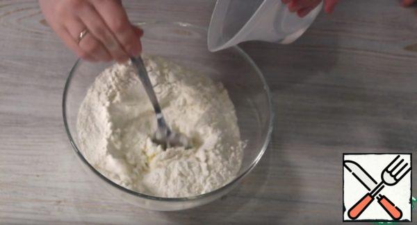 For tortillas, the dough will zamechaem. Add vegetable oil and salt to the sifted flour. A little by adding water, knead the dough. The dough should not stick to your hands. The test allow to stand for 15 minutes.