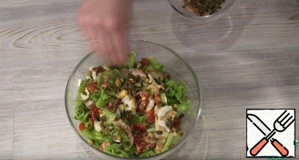 Stir, add vegetable oil, salt, seeds. The salad is ready.