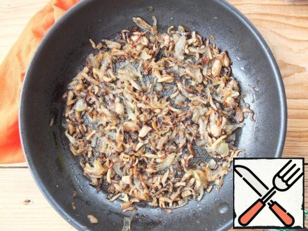 Mushrooms wash, peel, cut into strips.
Pour into a heated frying pan with vegetable oil, fry, evaporate excess water. When the mushrooms begin to fry, add the onion cut into half rings. Smooth and fry until Golden brown onions.
