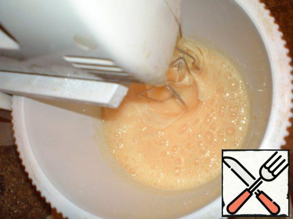 Mixer beat eggs with sugar.