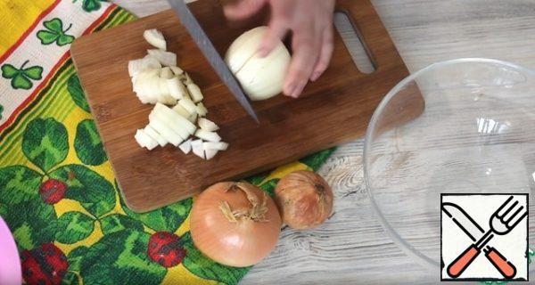 Prepare the onion: cut it into small pieces.