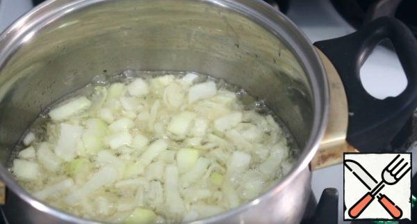 Heat the oil in a saucepan or pan, fry the onion until Golden brown. Spread the onion in a sieve or on a paper towel to remove excess fat.