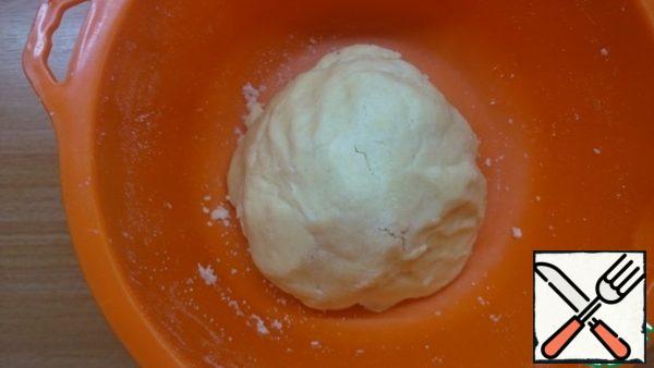 Approximately 1 minute from the crumbs of the hands vymenila dough.