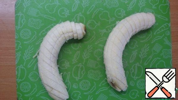 And slice bananas into slices.