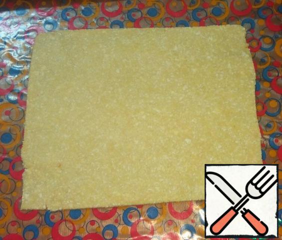 Roll the dough into a rectangle thin enough, about 3 mm.