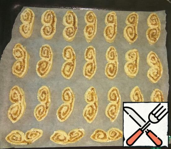 Put the cookies on a baking sheet covered with parchment.
Bake in a preheated 180 degree oven for about 20 minutes. Much zarumyanivaniya not necessary. Immediately after baking, the cookies will be a little soft, and when cooled, it becomes sandy and crispy.