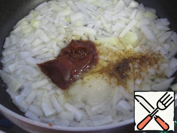 Then add tomato paste, sugar, chili pepper, ground coriander (all spices to taste!), stir and simmer for 1 minute.
