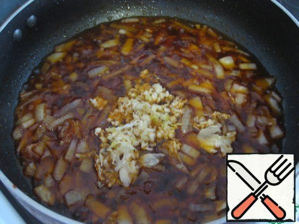 Add the garlic passed through the press.
