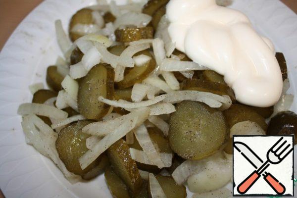 Mix cucumbers and onions, pepper, add mayonnaise or sour cream.
Mix well.