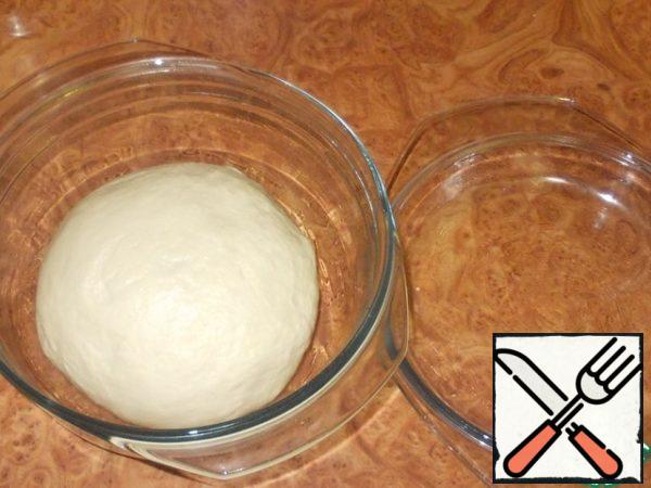Dishes suitable for microwave grease with vegetable oil. The vessel should be with a lid, which also needs to be lubricated with oil! Put the dough in a bowl. Cover with lid.