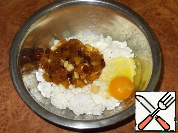 At this time let's prepare the filling. In bowl mix cottage cheese, jams, egg and semolina. If desired, jam can be replaced with sugar and dried fruits, and place semolina can add starch or flour. My jam is delicious... Apple slices, raisins and almonds!