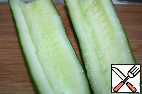Cut the cucumber in half, remove the seeds.
One half to salt and to leave on 30 minutes, and another to remove in the cold.