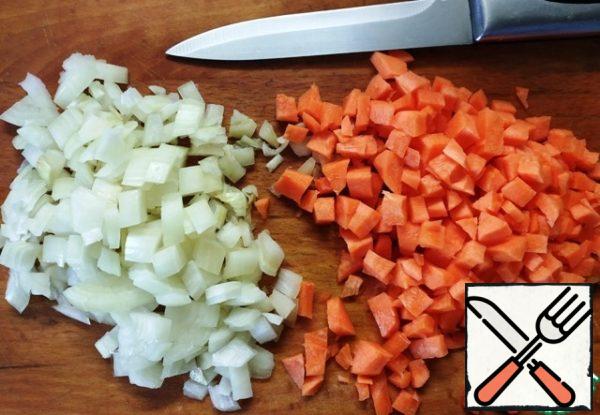 Cut onions and carrots. In vegetable oil fry over low heat until soft vegetables.
Add pumpkin pieces to the pan, fry for another 4-5 minutes, not forgetting to stir.