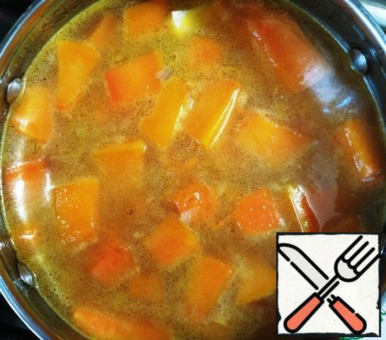 Add sliced garlic plates. Stir and let the vegetables stew with garlic for 3-4 minutes.
