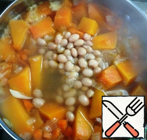 In a saucepan bring water to a boil. Add vegetables with garlic.