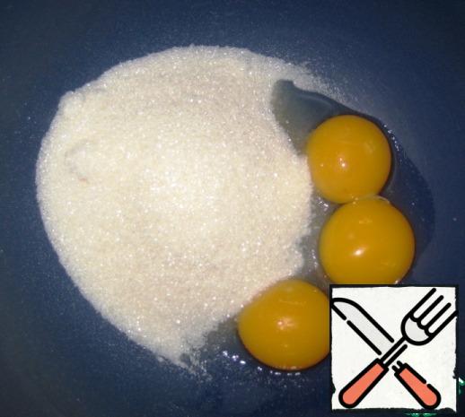 In a separate bowl, beat the sugar with yolks (proteins in the refrigerator).