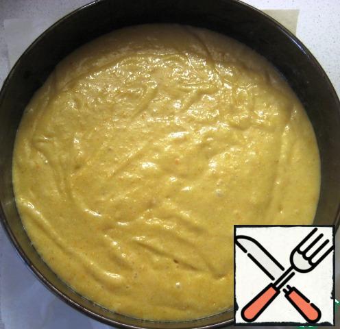 Spread the dough in a mold (diameter 20 cm, the bottom is covered with parchment).
Send to bake in a preheated 180 degree oven for 30-35 minutes (check readiness wooden skewer).
The finished cake remove from the oven, allow it to cool.