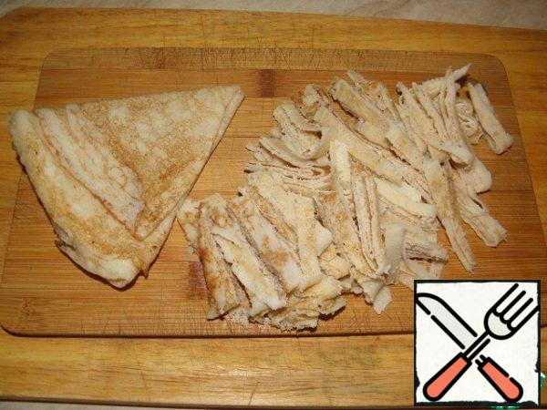 Cut the pancakes into strips. Cut the pancakes into strips.
