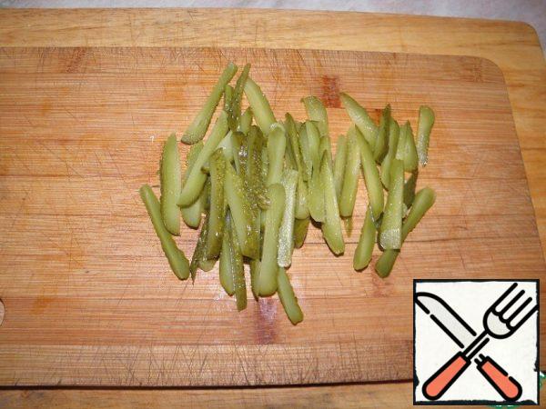 Cut the cucumber into strips.
