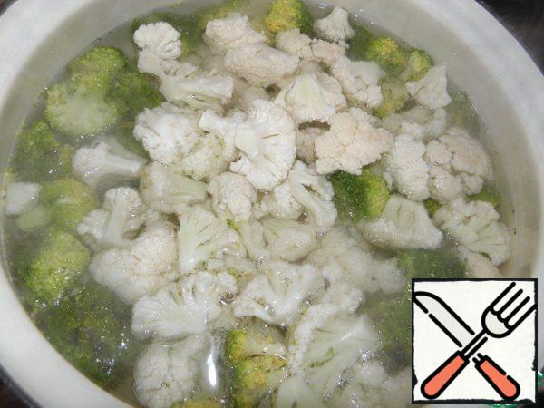 In a large saucepan, boil water, salt, disassemble broccoli and cauliflower on the inflorescences, boil for 2-34 minutes until half-cooked.