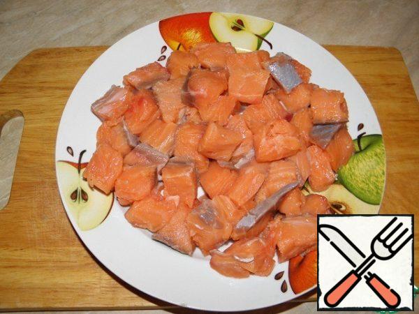 Salmon fillet cut into cubes of 1.5-2 cm.
