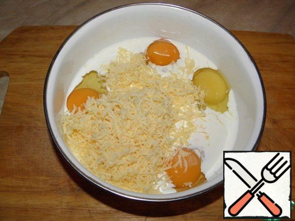 Prepare the fill: in a deep bowl combine eggs, cream, grated Parmesan (I grate on a small grater).