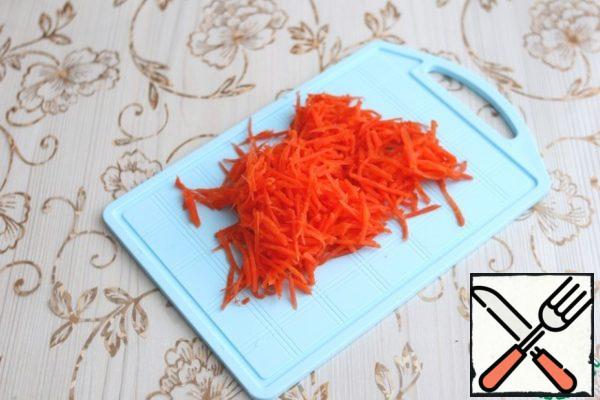 Boil the carrots until Al dente. Grate the carrots on a grater for Korean salads.
