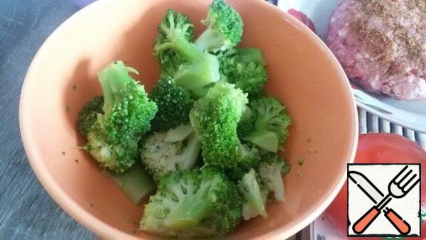 Broccoli boil 3 minutes in salted boiling water. Fold in a colander and cool.