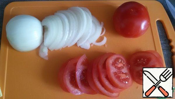 Onions cut into half rings, tomatoes-circles.