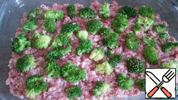 Next, put the minced meat, then the broccoli.
