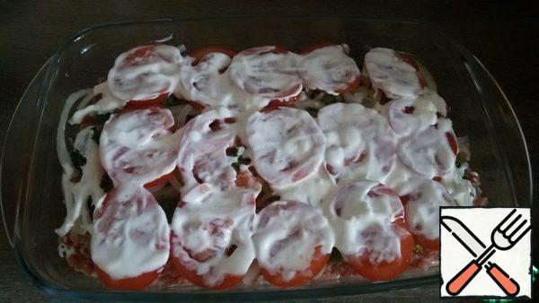 Salt layer tomatoes and grease 3 tbsp sour cream. Send in the oven preheated to 180 degrees for 30 minutes.
