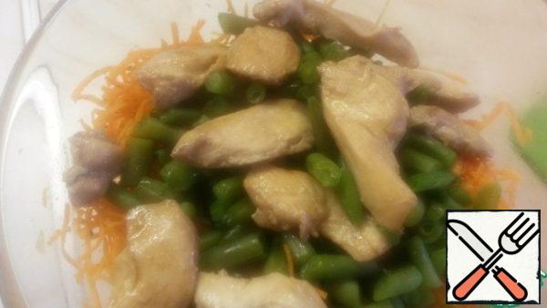 Put out the chicken fillet, cool it down a little, cut it (if you stew it in small pieces, you can not chop it) and add it to the vegetables.
