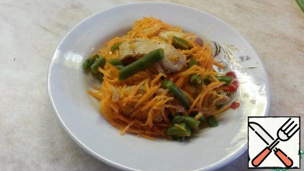 Season the salad with sunflower or olive oil.