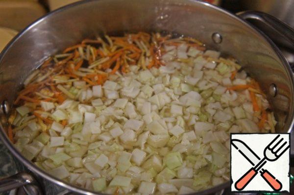 Add cabbage, bring to a boil, then pour the potatoes, cut into small cubes, boil after boiling over low heat for 20 minutes.