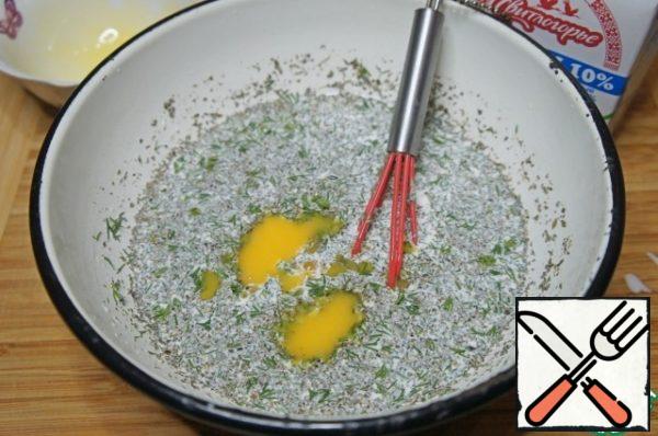 Add the yolks and horseradish to the cream mixture, mix with a whisk.