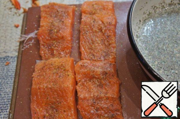 Salmon fillet wash, blot with a paper towel, season with salt and pepper, sprinkle with lemon juice.