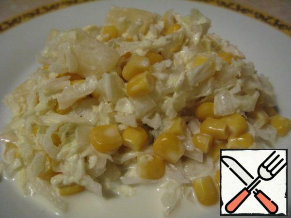 Add canned corn, pineapple and sauce (or mayonnaise) to the cabbage.