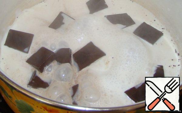 Rub the yolk with sugar and add chocolate cream. Cook over low heat until thickened.
