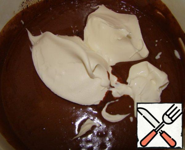 We divide the cake into three parts and put the first one on the bottom of the mold, covered with a film.