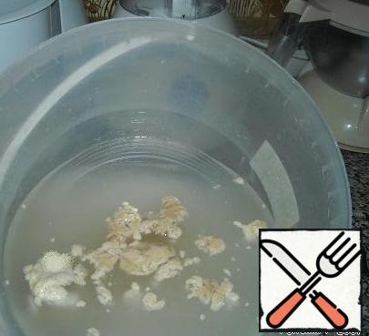 To start the yeast, I always breed in warm water with the addition of sugar (8 tablespoons). Sometimes the date is good, the yeast was old, then, I ruthlessly discarded. Good baking from such yeast can not wait.