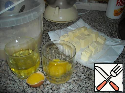 Then separate the whites from the yolks (3 whole eggs go into the dough + the whites from 3 eggs).