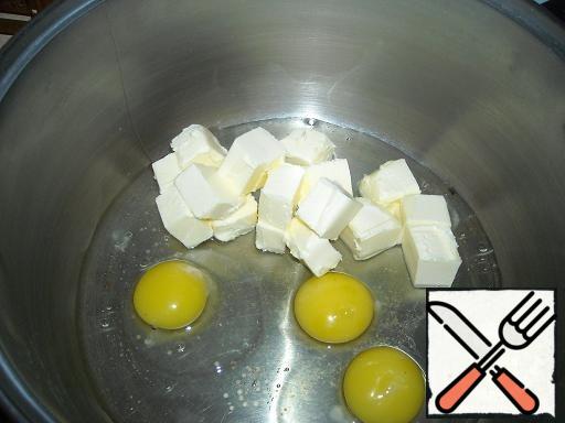 Eggs, mashed butter (pack of 180 grams, rather it is spread as it melted instantly) and approached the yeast pour into a large pan (I have 7 liters)